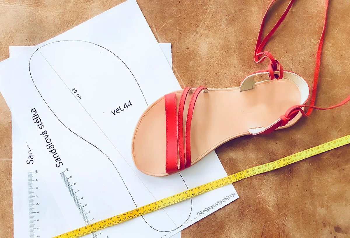 How do i measure my feet to pick a sandal size?